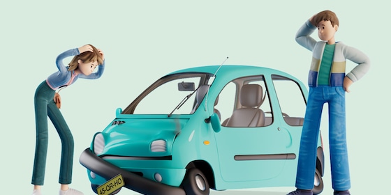 Roos en Matthijs staan bij kapotte auto
