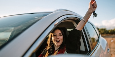 vrouw met autosleutel