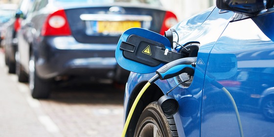 Elektrische auto aan de oplader
