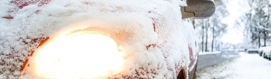 Auto in de sneeuw