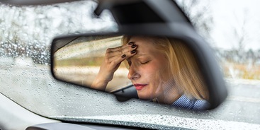 Vrouw hoofdpijn autospiegel
