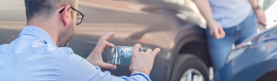 mensen uit raam auto