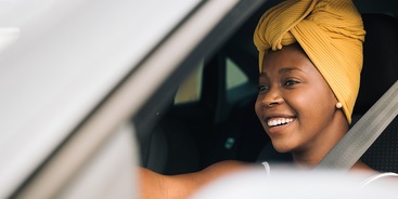 Lachende vrouw in een auto