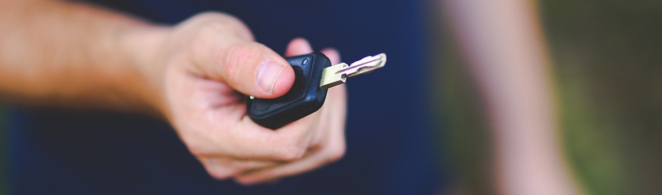 Autosleutel in een hand