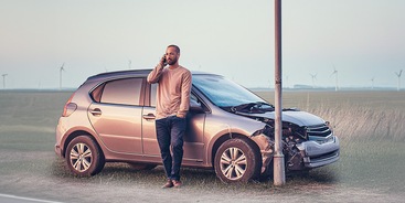 Aanrijding auto met lantaarnpaal
