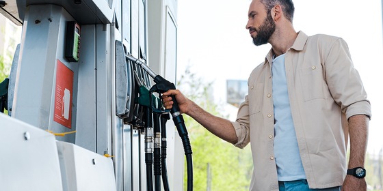 Man bij benzinestation tankstation