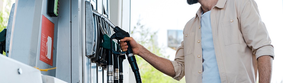 Man bij benzinestation tankstation