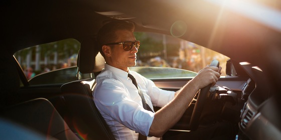 Man in de auto