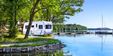 Caravan aan het meer