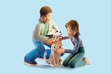 Hond wordt geknuffeld