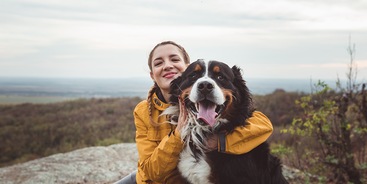Hond met vrouw