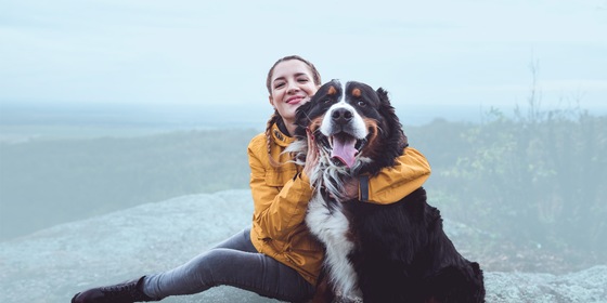 Baasje knuffelt met haar hond