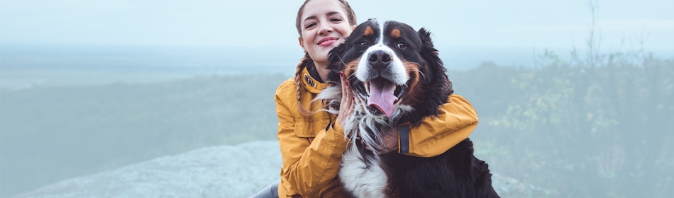 Baasje knuffelt met haar hond
