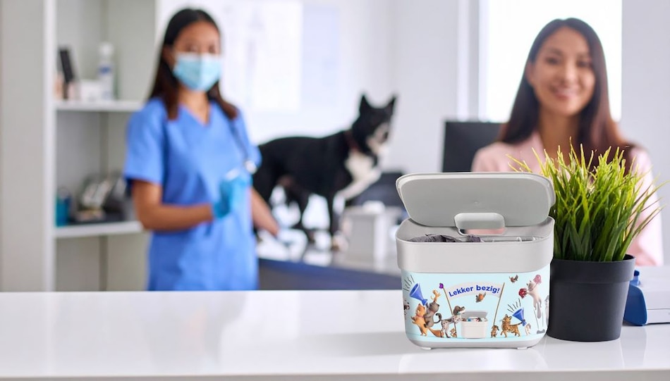 Medcijnafvalbakje op de balie bij de dierenarts