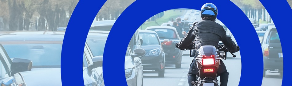 motorrijder rijdt tussen file door
