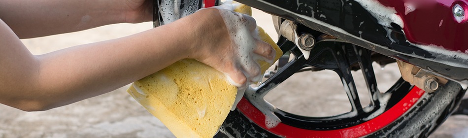 motorwiel poetsen met spons