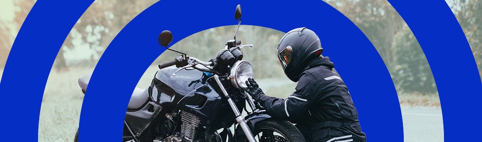 Motor in een grasveld met motorrijder