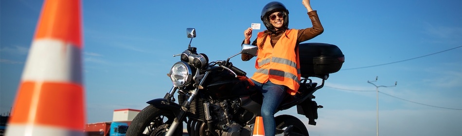 motor rijdt tussen pionnen door