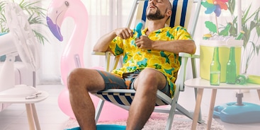 Man koelt af met ventilatortje en voetenbad