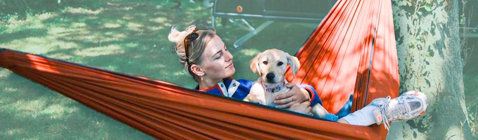 In een hangmat met de hond
