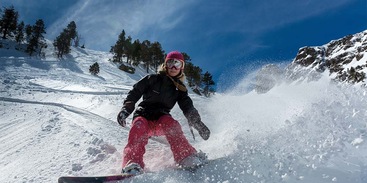 vrouw snowboarden