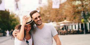 stel loopt arm in arm op vakantie