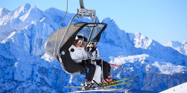 Mensen in skilift