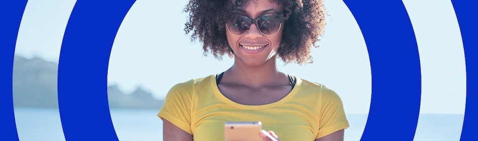 Vrouw gebruikt app op telefoon