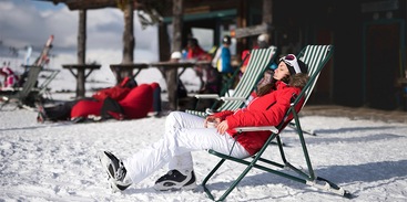 Relaxed wintersport vrouw