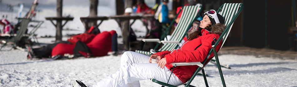 Relaxed wintersport vrouw