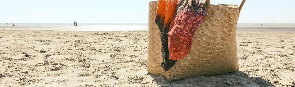 Rieten tas op het strand