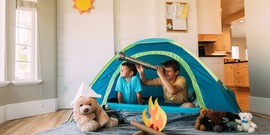 kinderen in tent woonkamer