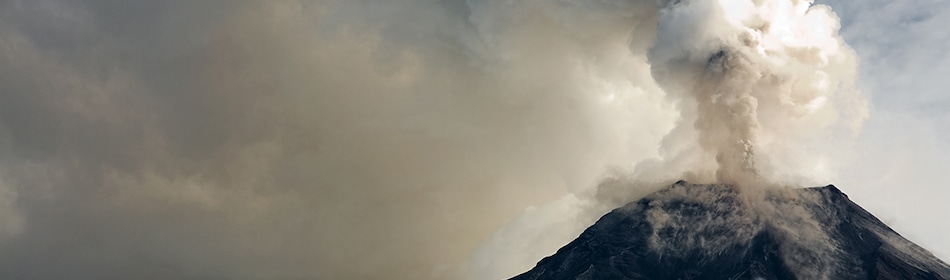 Vulkaan met aswolk