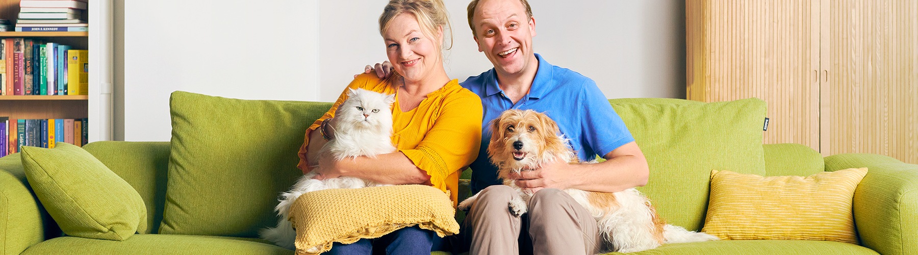 Rob en Els op de bank met hond en kat