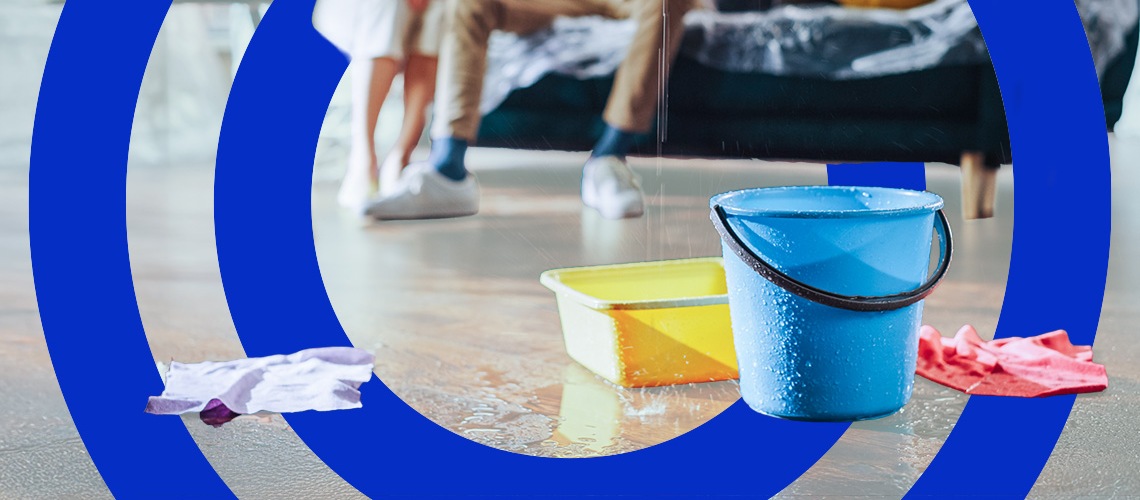 Lekkage in woonkamer opvangen met emmers