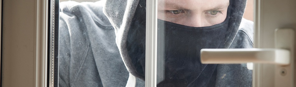 man breekt in bij woning