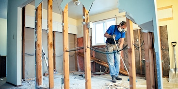 Mannen aan het werk aan het plafond