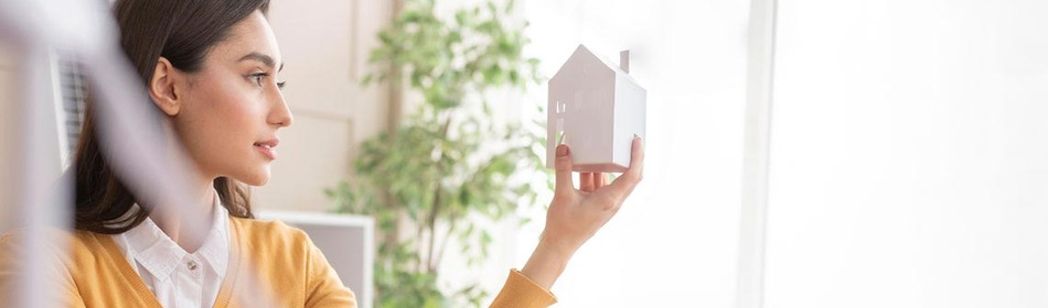 Vrouw in een duurzame woning