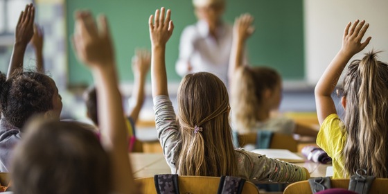Kinderen steken hand op