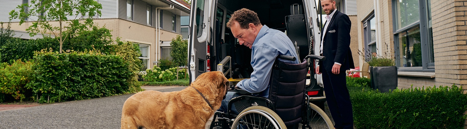 Man in rolstoel met hond