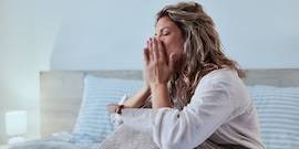 Gapende vrouw in bed