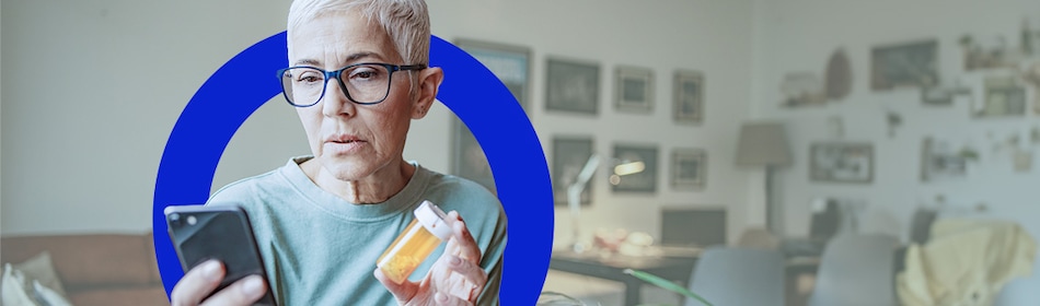 Vrouw houdt medicijnen vast en telefoon