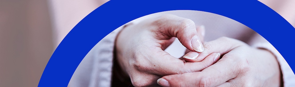 vrouw wrijft over nagels, bedenkelijk