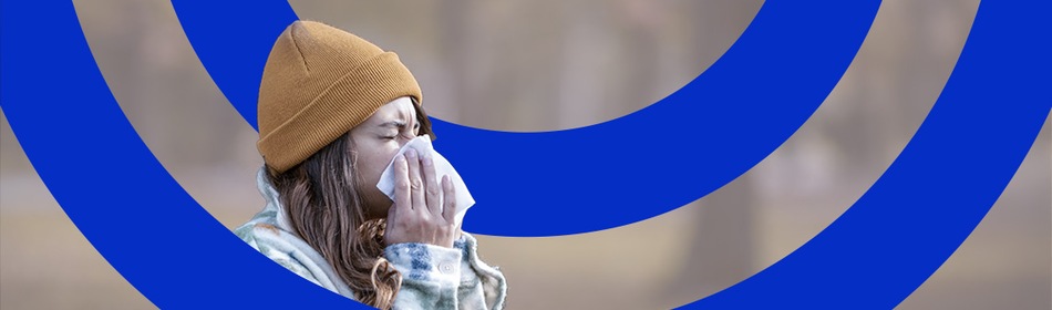 Vrouw niezen zakdoek