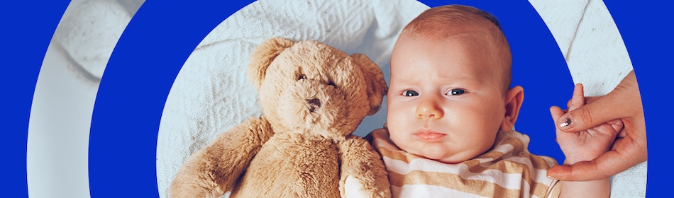 baby met beer in bed