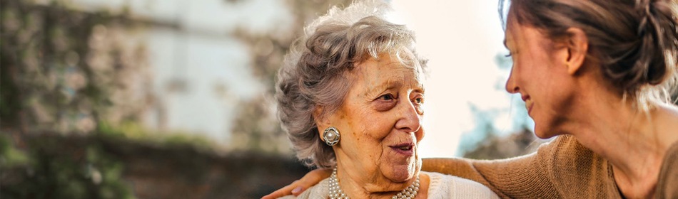 Oudere dame met jonge vrouw