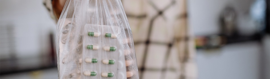 Vrouw houdt zakje met medicijnen vast