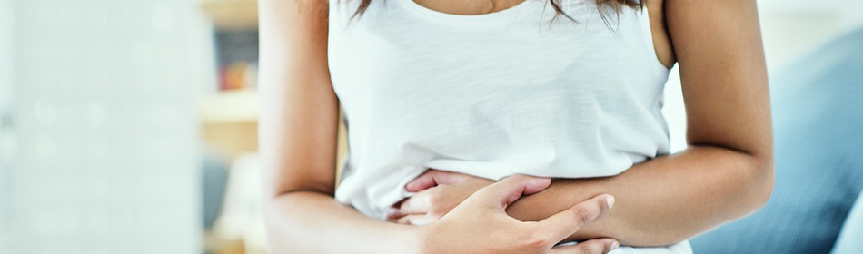 vrouw ziek handen op buik