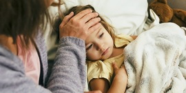 kind ziek op bed
