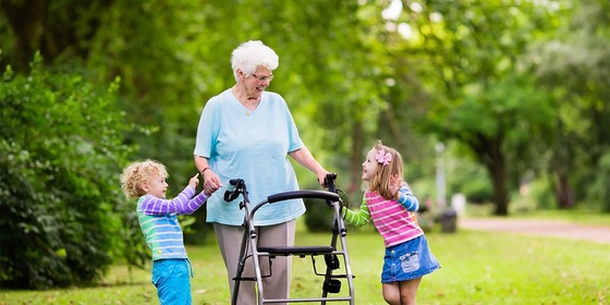 Oma met kleinkinderen